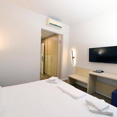 Hotel Libertas Vlore Bagian luar foto