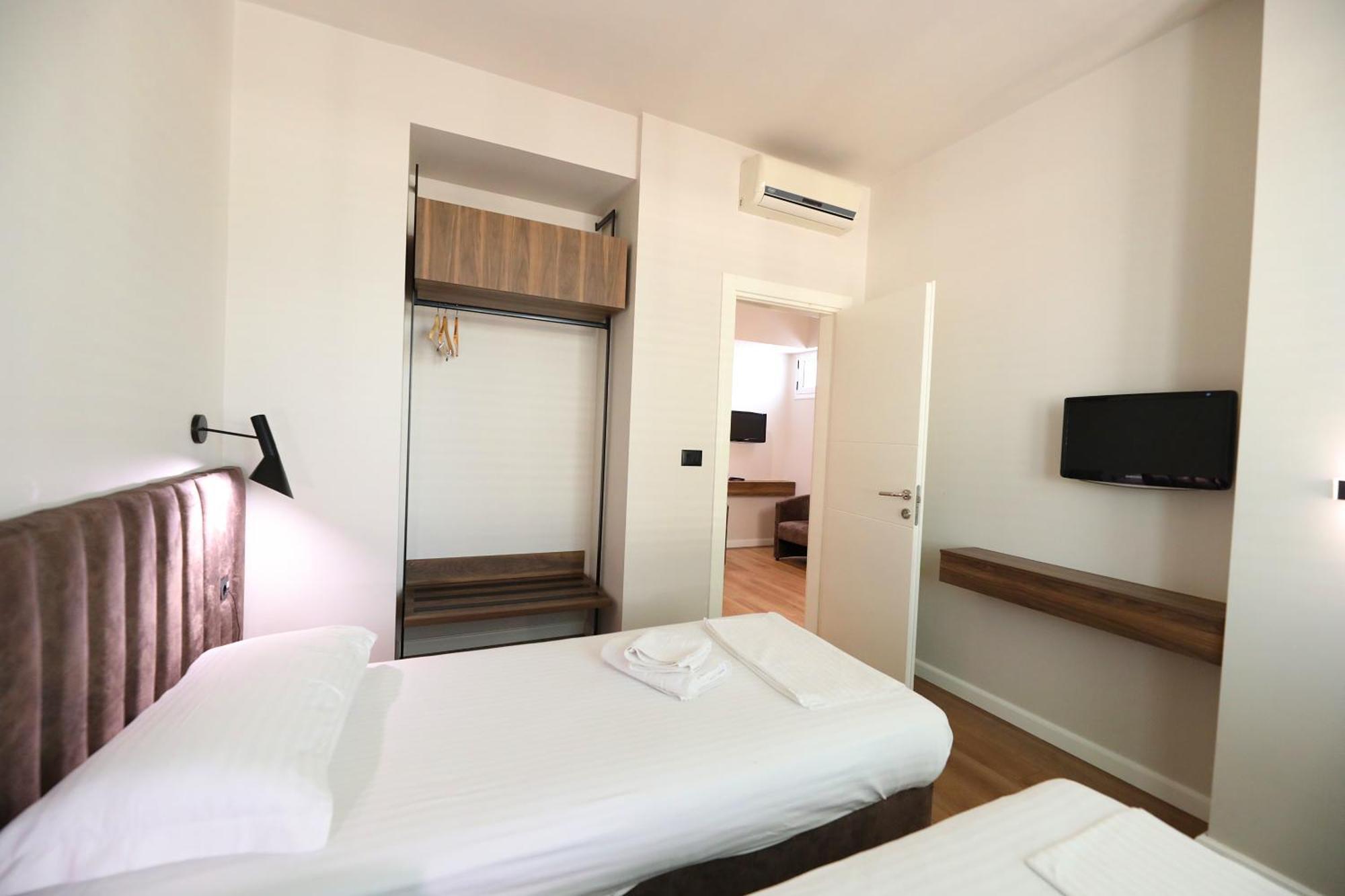 Hotel Libertas Vlore Bagian luar foto