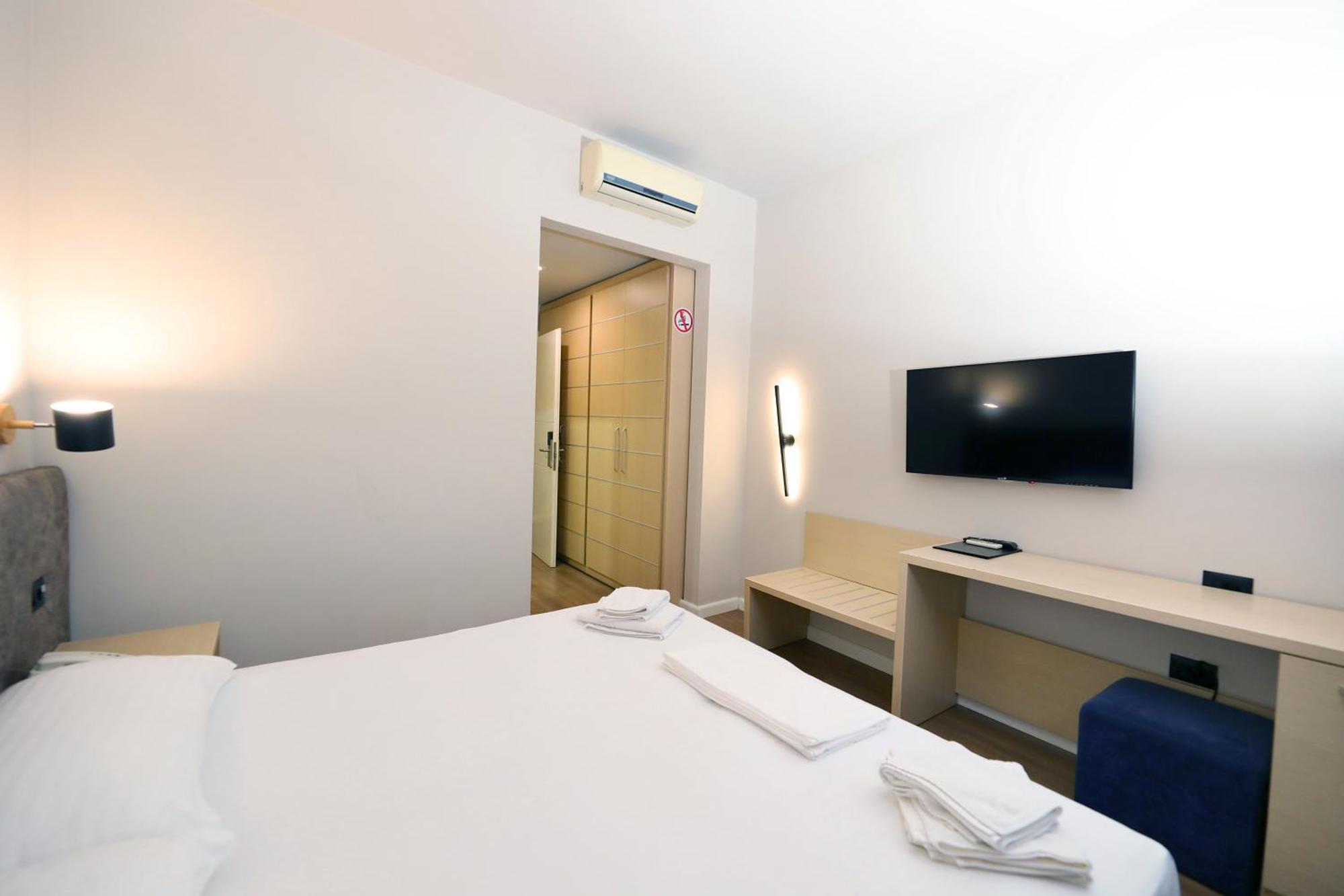 Hotel Libertas Vlore Bagian luar foto