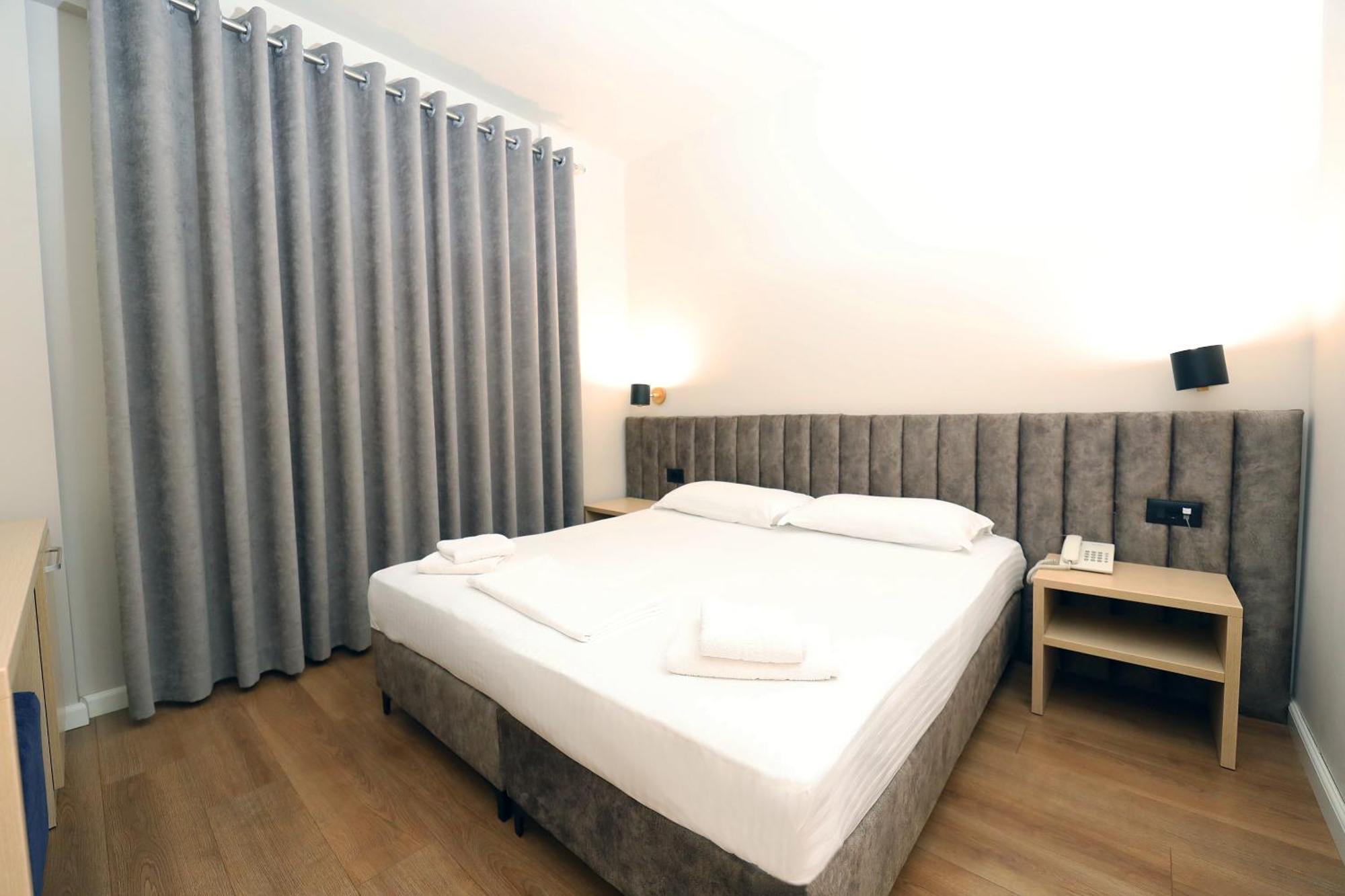 Hotel Libertas Vlore Bagian luar foto